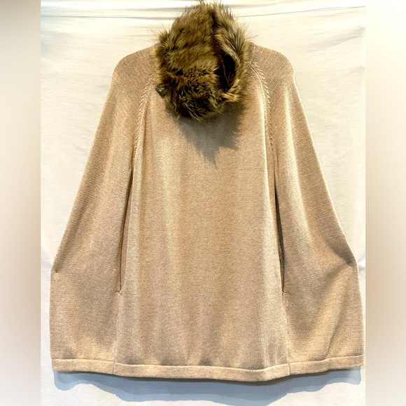 NWOT - IMAN Pullover Cotton/Cashmere
Blend Faux Fur Detached Collar Poncho - Picture 3 of 7
